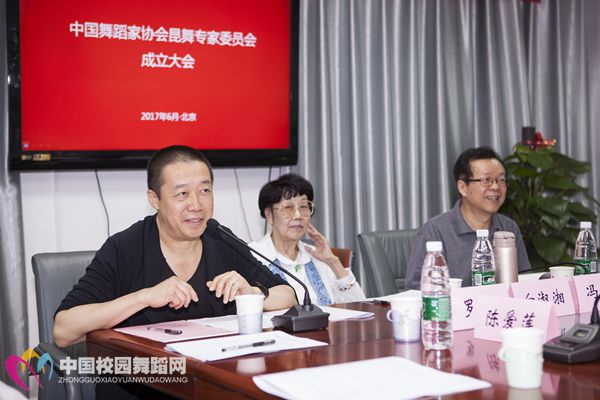 1.罗斌主持成立大会.jpg