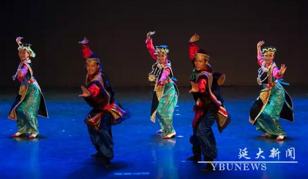 5.藏族传统舞蹈展示和藏族热巴鼓基本技能展示.jpg