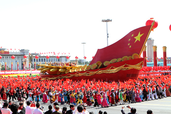 60周年国庆学生参加团结奋进方阵游行.JPG